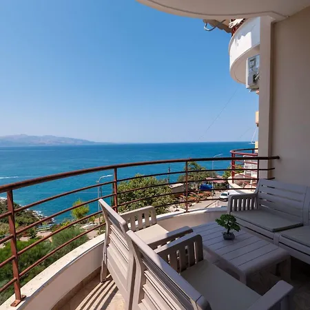Luxurious Coastal Apartment *
